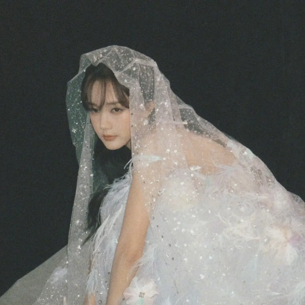 李一桐身着亮片婚纱礼服 眉眼弯弯超治愈