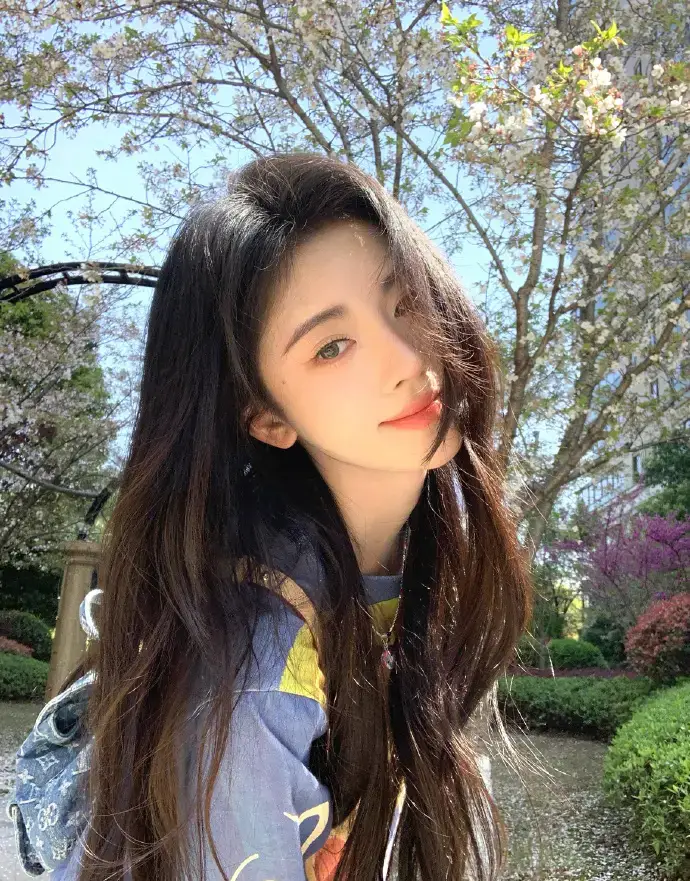 鞠婧祎长发飘飘一身蓝色迎接春天 妥妥元气少女