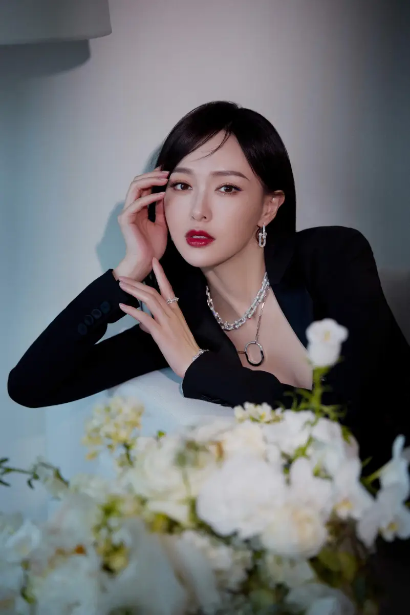 唐嫣穿黑色镂空蕾丝裙秀美腿 甜笑迷人红唇吸睛