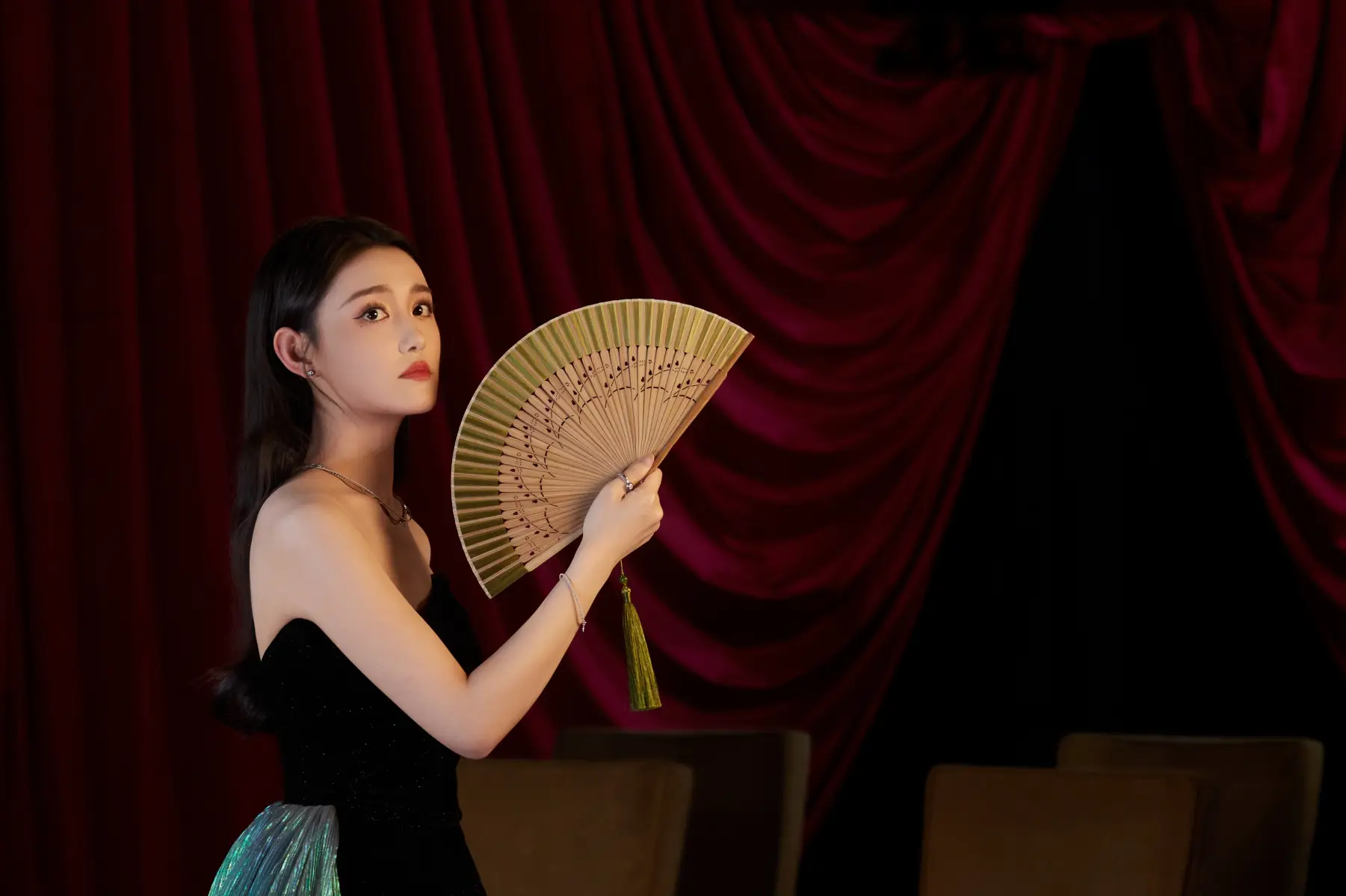 蒋依依着抹胸礼服秀精致锁骨 灵动优美似暗夜精灵