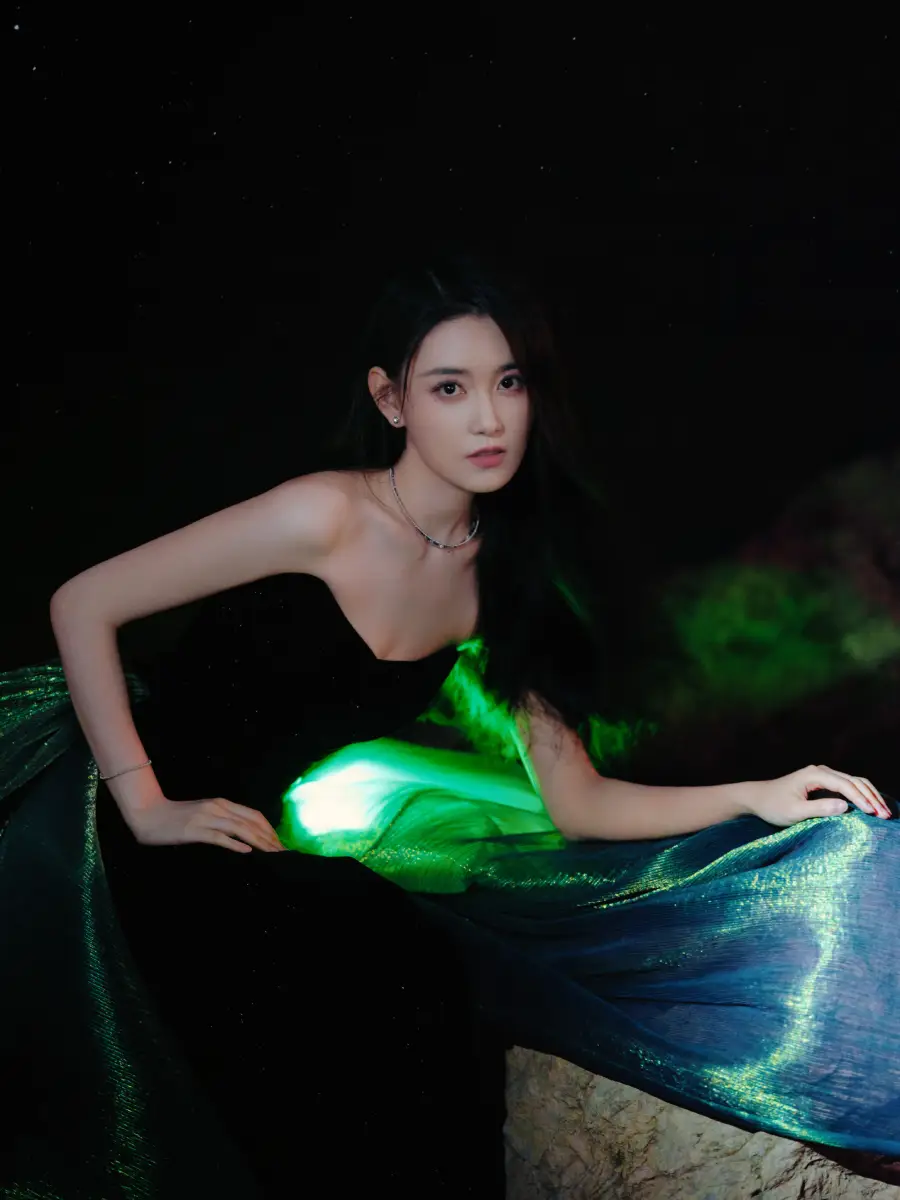 蒋依依着抹胸礼服秀精致锁骨 灵动优美似暗夜精灵