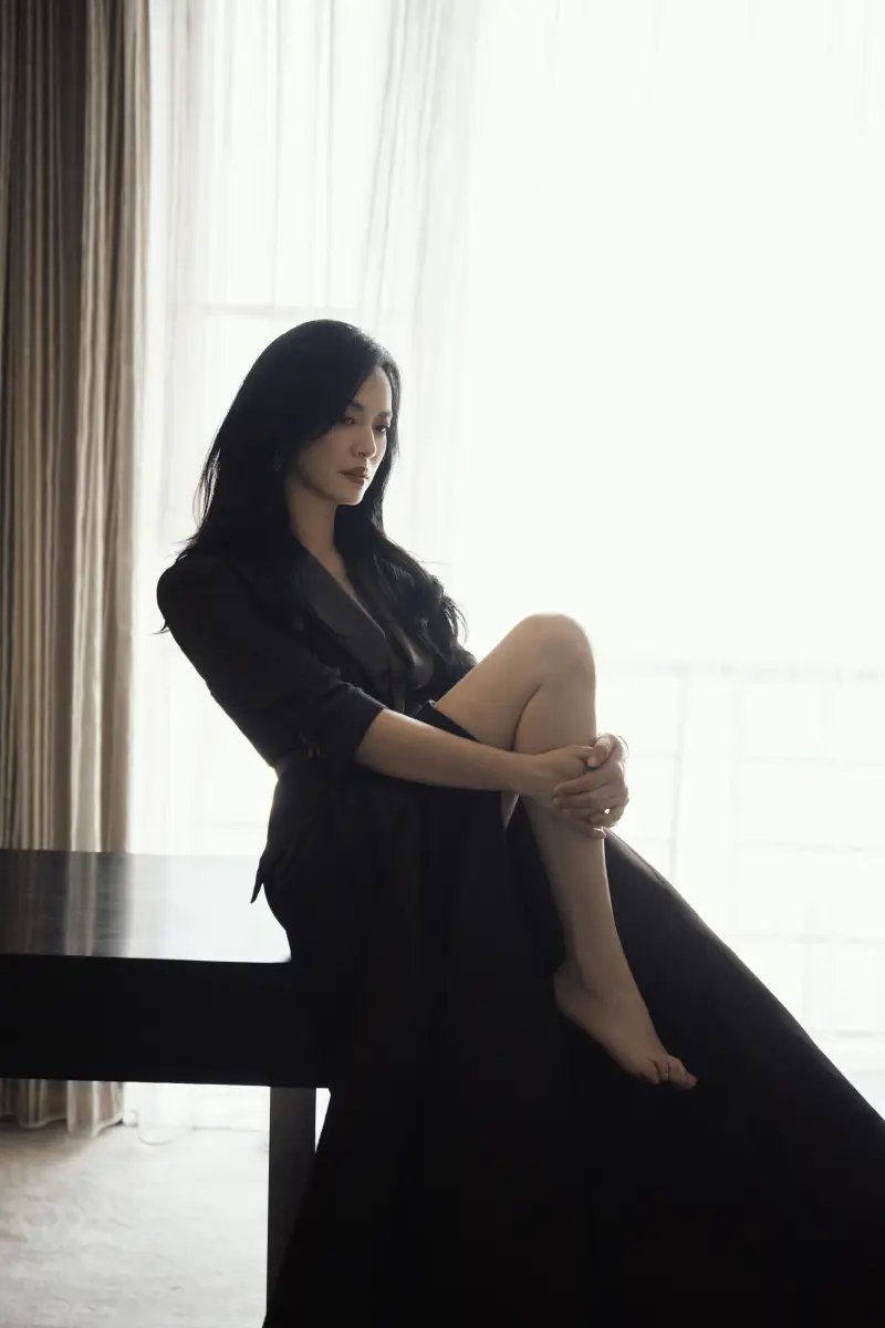 姚晨穿深V高开叉礼服大秀美腿 高挑修长比例完美