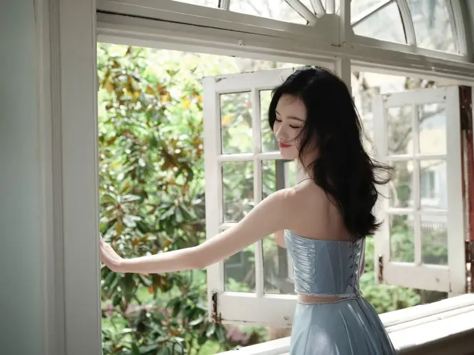 陈都灵穿薄荷色长裙美如人鱼 优雅清丽自带书卷气