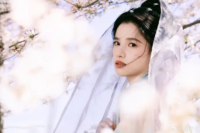 张婧仪穿浅绿汉服古典精致 树下赏樱花美如水墨画