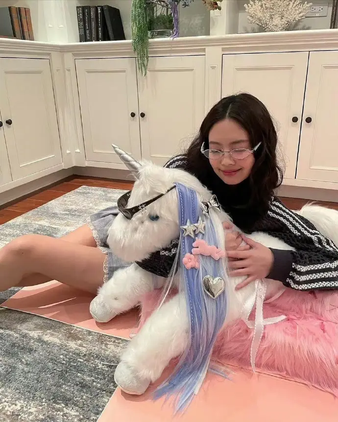 jennie戴金丝眼镜晒随拍 抱独角兽玩偶童趣满满
