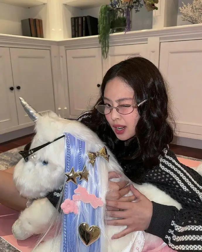 jennie戴金丝眼镜晒随拍 抱独角兽玩偶童趣满满