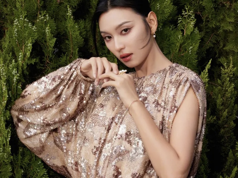 王丹妮穿金色亮片裙摩登靓丽 高吊眼妆尽显港风美