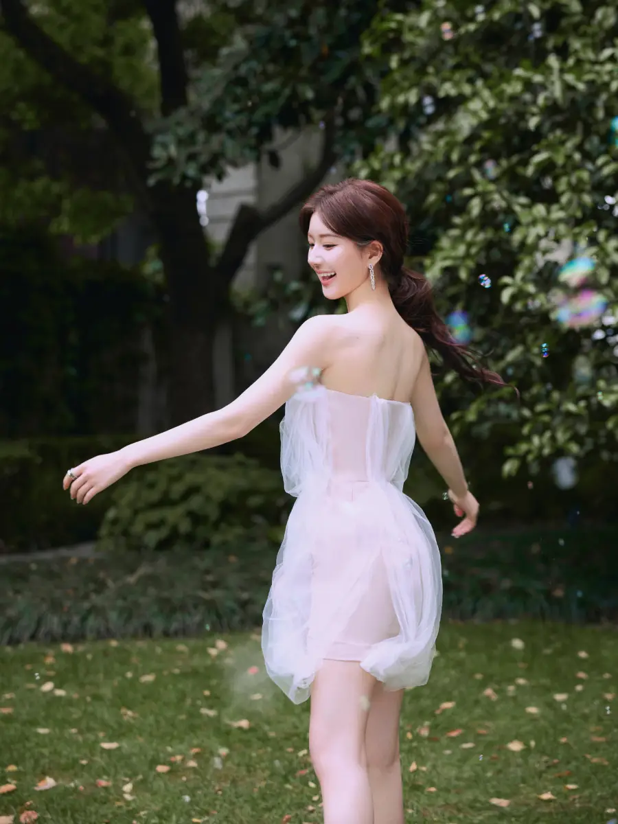 赵露思穿抹胸纱裙仙气腾腾 赤脚天使蹲美如童话