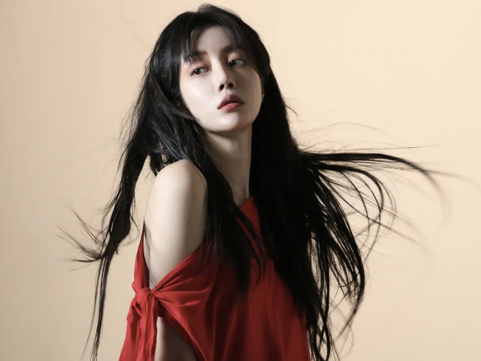 李溪芮穿单边红裙口咬玫瑰 尽显蓬勃生长野性魅力