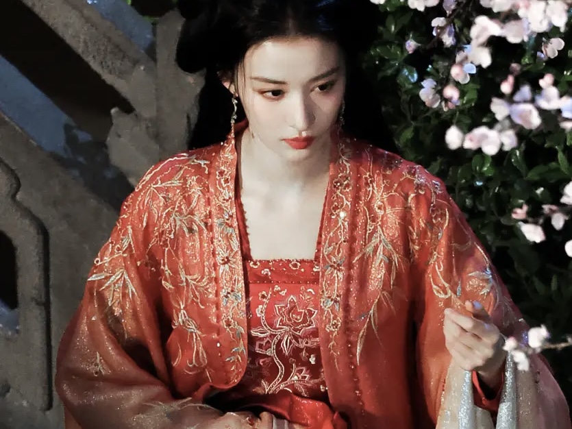 王楚然着红衣长衫肤如凝脂 眼眸微垂宛如画中人