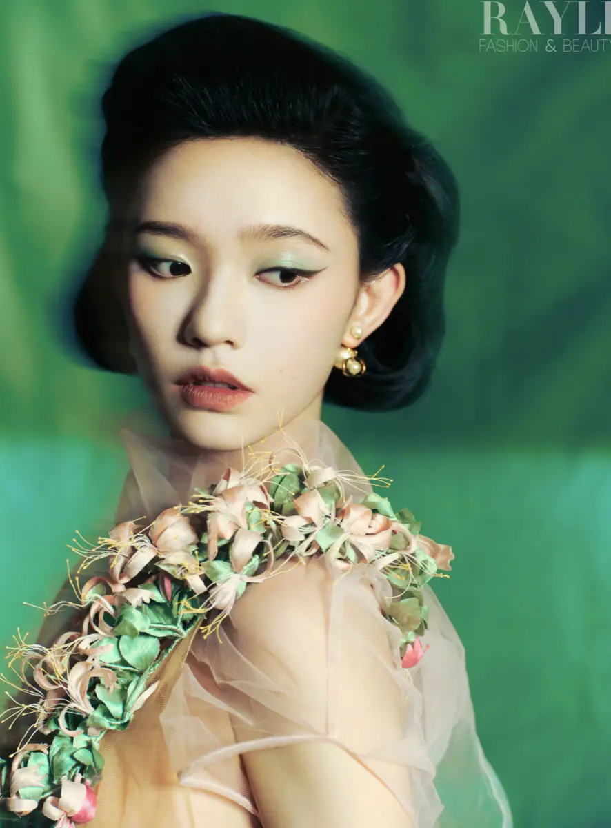 林允穿蕾丝裙魅惑迷人 微露香肩好有东方美人气韵