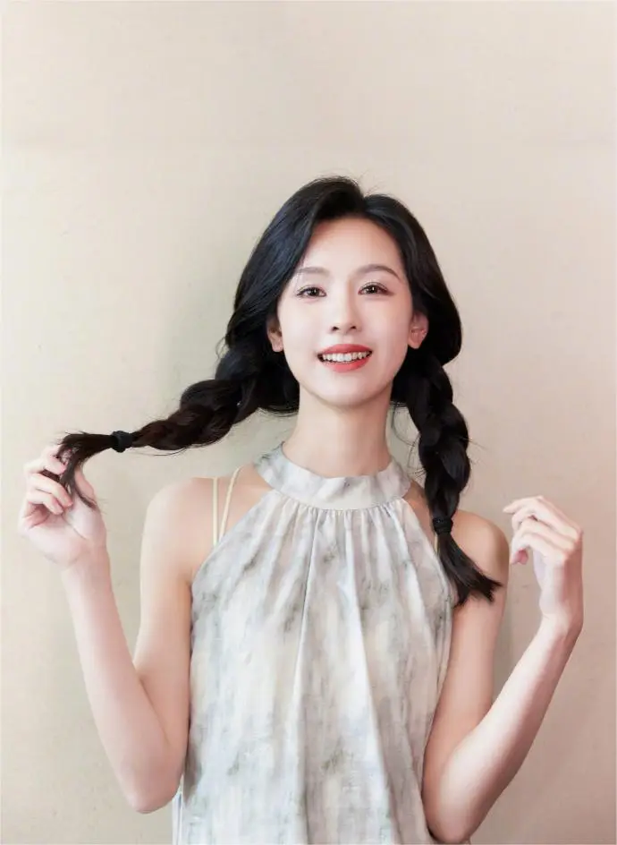 陈都灵双麻花辫营业照！甜美清纯的灵动少女