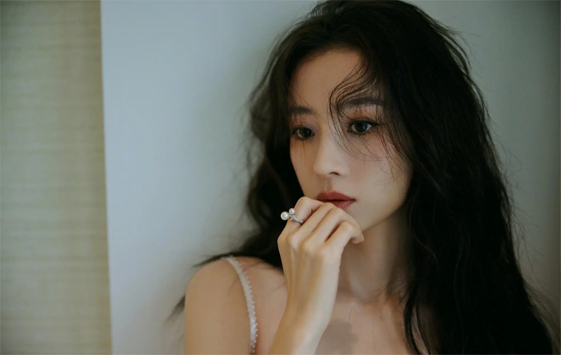 胡冰卿珍珠吊带长裙秀窈窕曲线 长发微卷锁骨吸睛