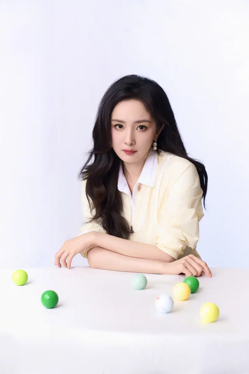 杨幂网球穿搭青春四溢 双眸放电似美艳校花