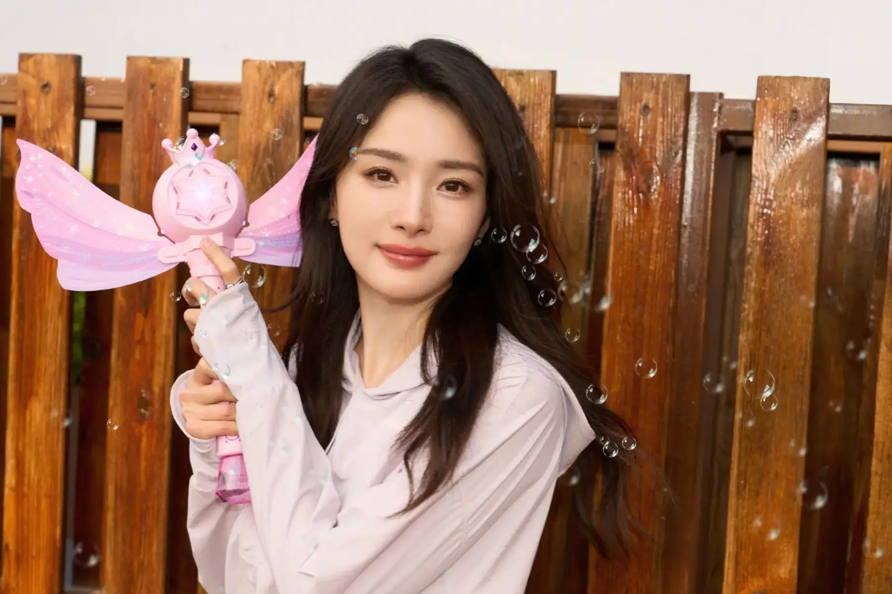 杨幂化身美少女战士 玩泡泡机漂亮又可爱