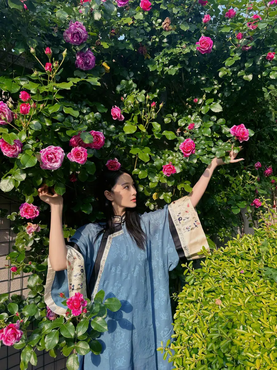 张馨予私人花园赏花照曝光 穿蓝色长衫温婉又优雅