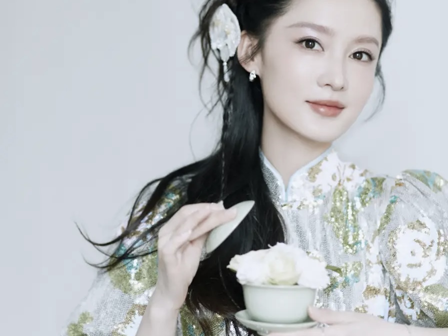 李沁穿绿色旗袍耳边簪花 摇着团扇秀出大长腿