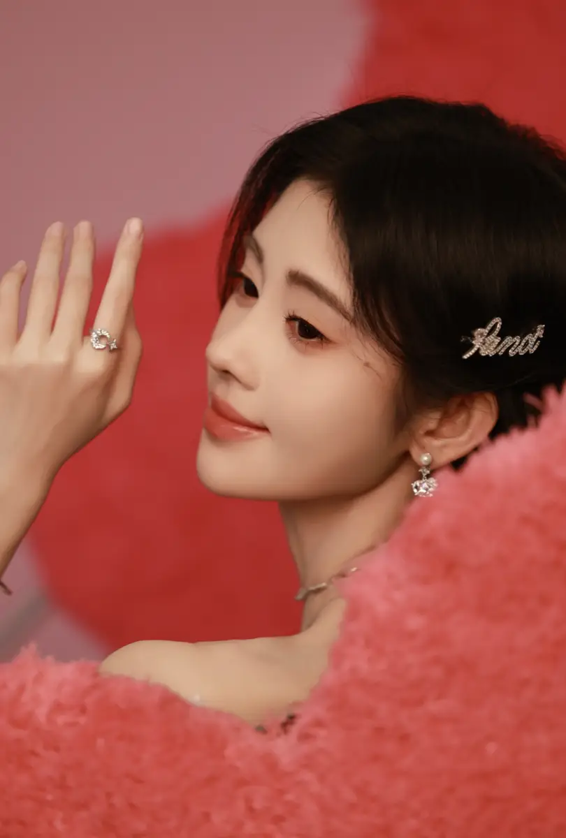 鞠婧祎穿粉色抹胸裙大秀美肩 甜美可爱又迷人