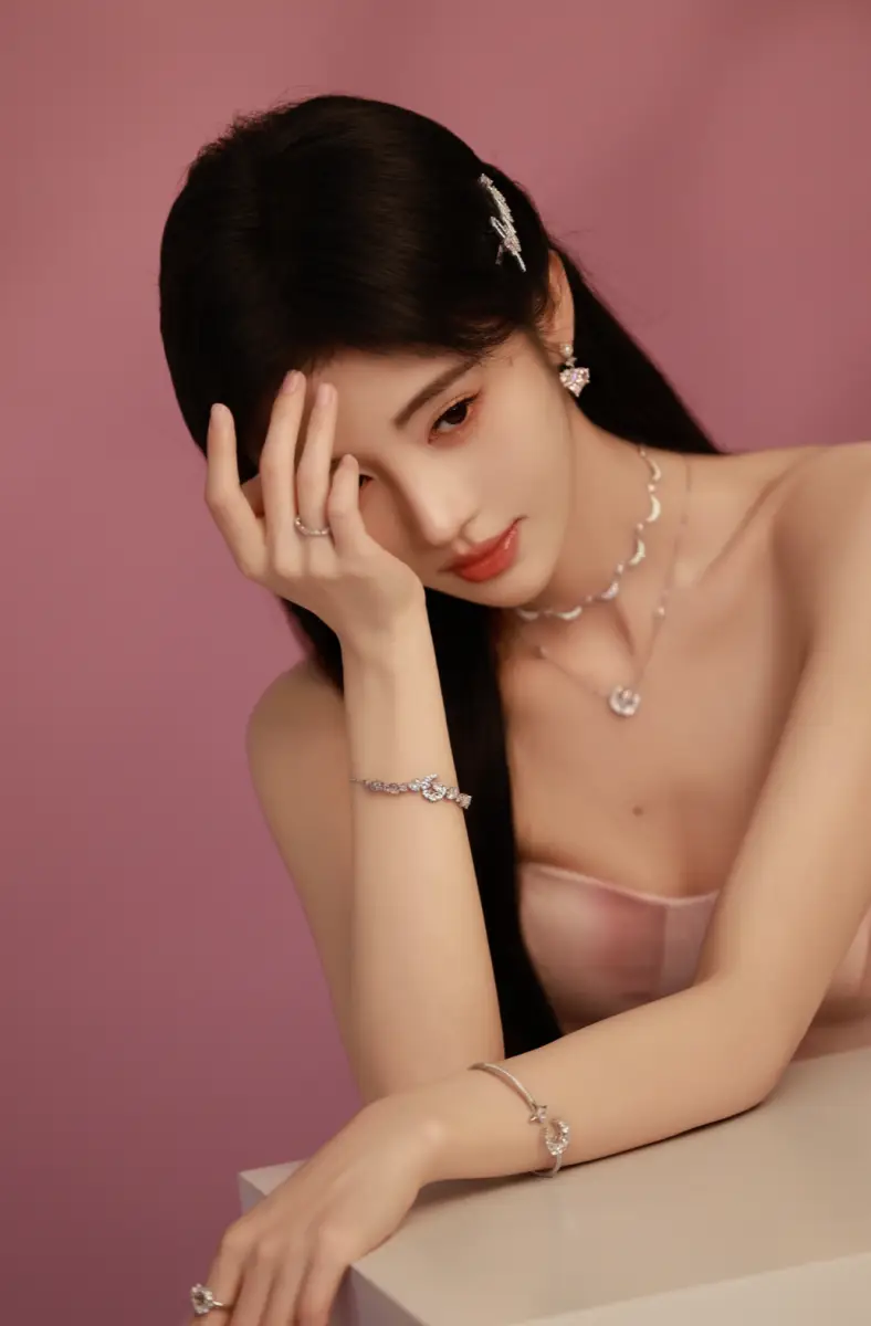鞠婧祎穿粉色抹胸裙大秀美肩 甜美可爱又迷人