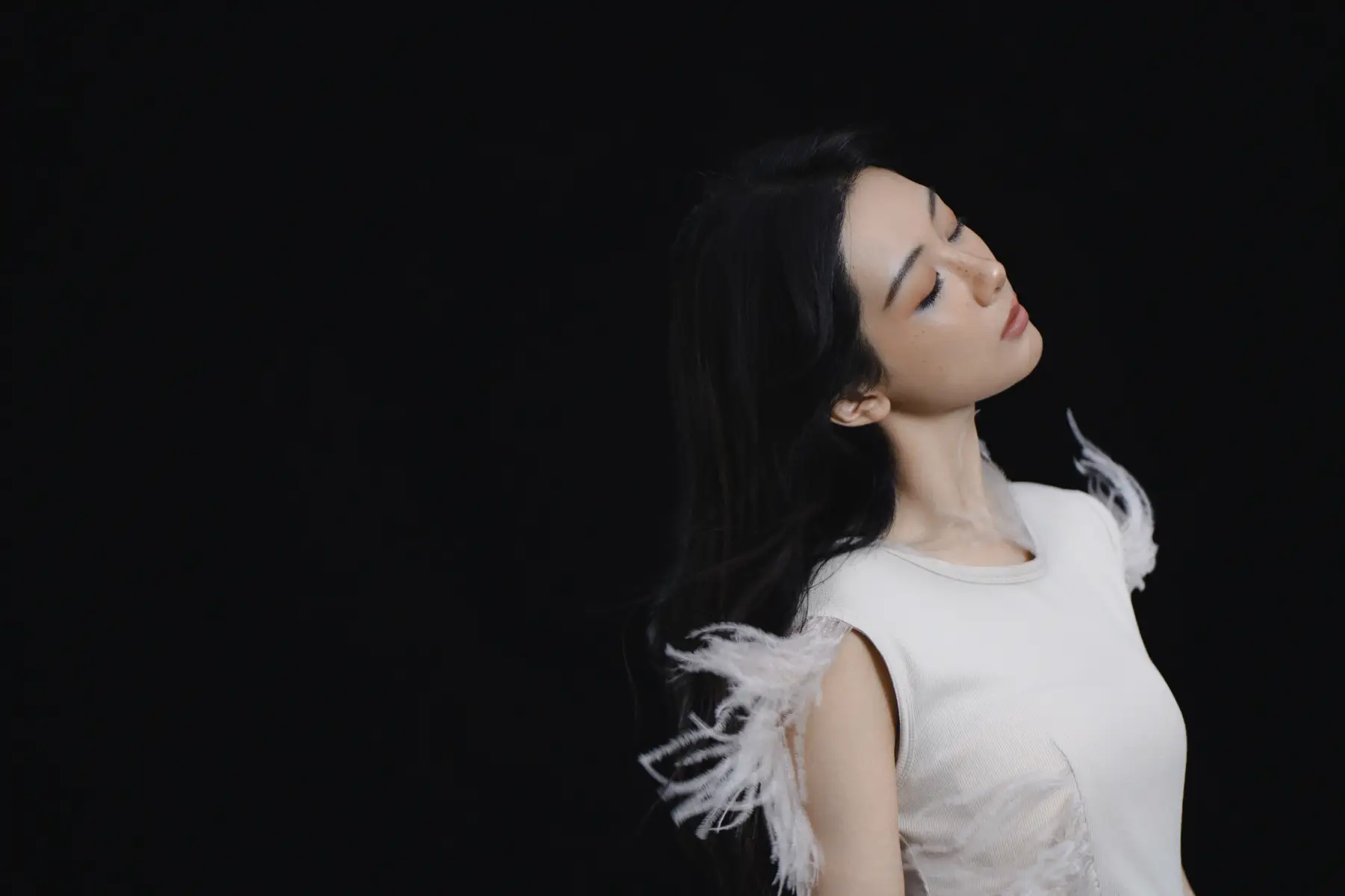 杨紫优雅演绎蓝色海洋系眼妆 长发散落似海的女儿