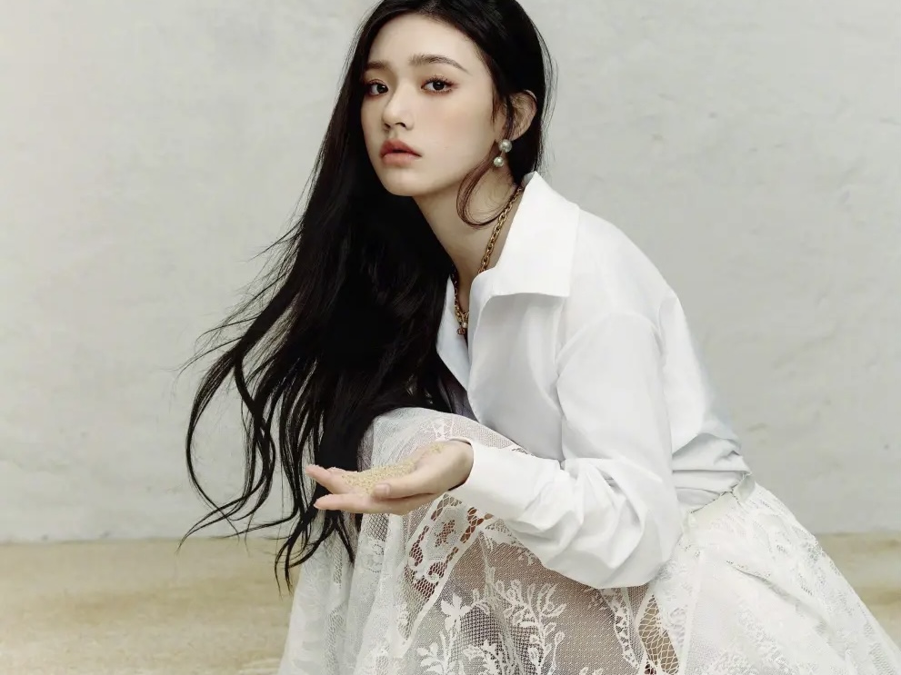 林允穿长裙秒变美人鱼 手握海螺眼神望向天空