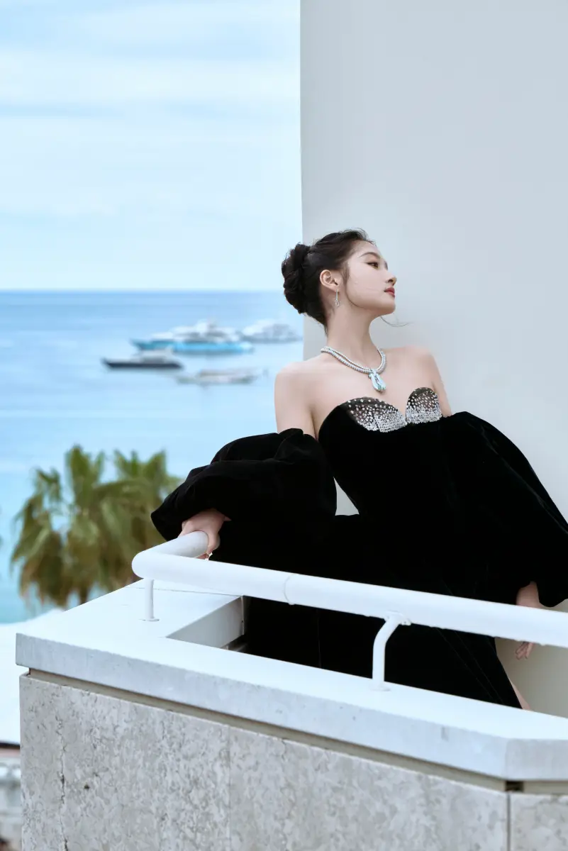 关晓彤穿丝绒裙秀美腿 化身优雅黑天鹅法式浪漫
