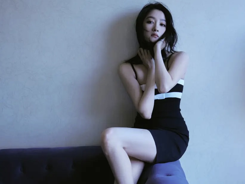 关晓彤穿吊带裙床上撒欢 露修长美腿赤足性感撩人