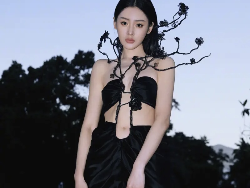 张天爱半裸造型性感妙曼 夜幕摇曳如黑色玫瑰