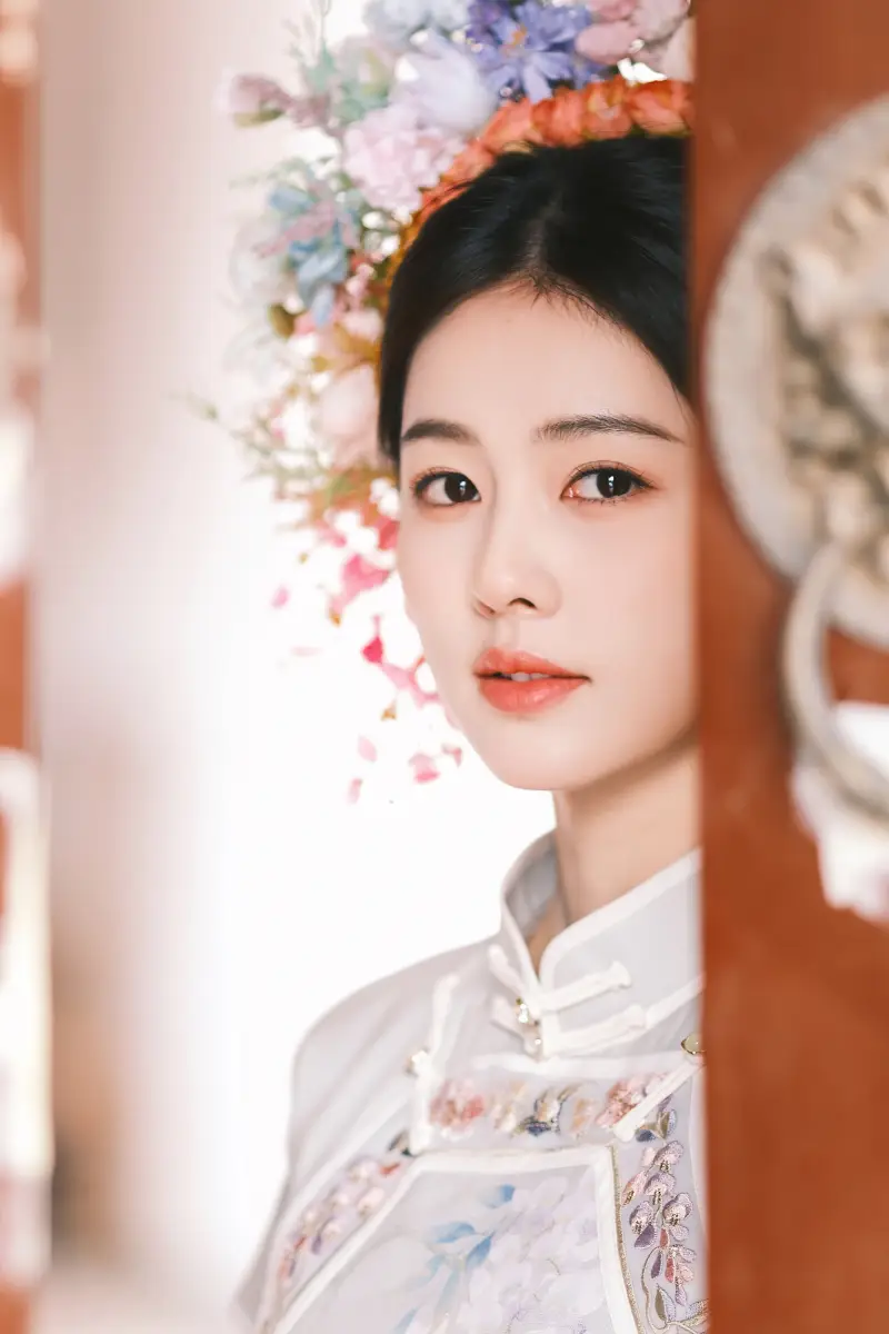 白鹿盘簪花美如仙女 青色旗袍配满眼笑意别具风情