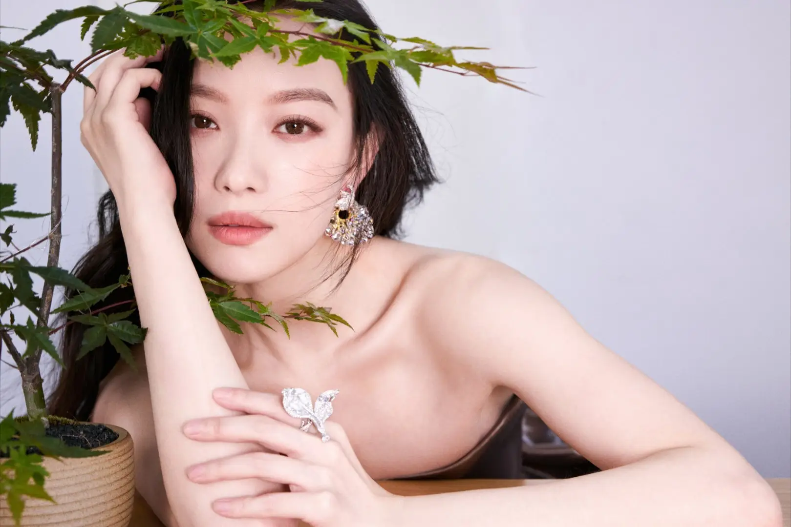 倪妮着缎光礼裙配艺术珠宝 优雅贵气化身人间尤物