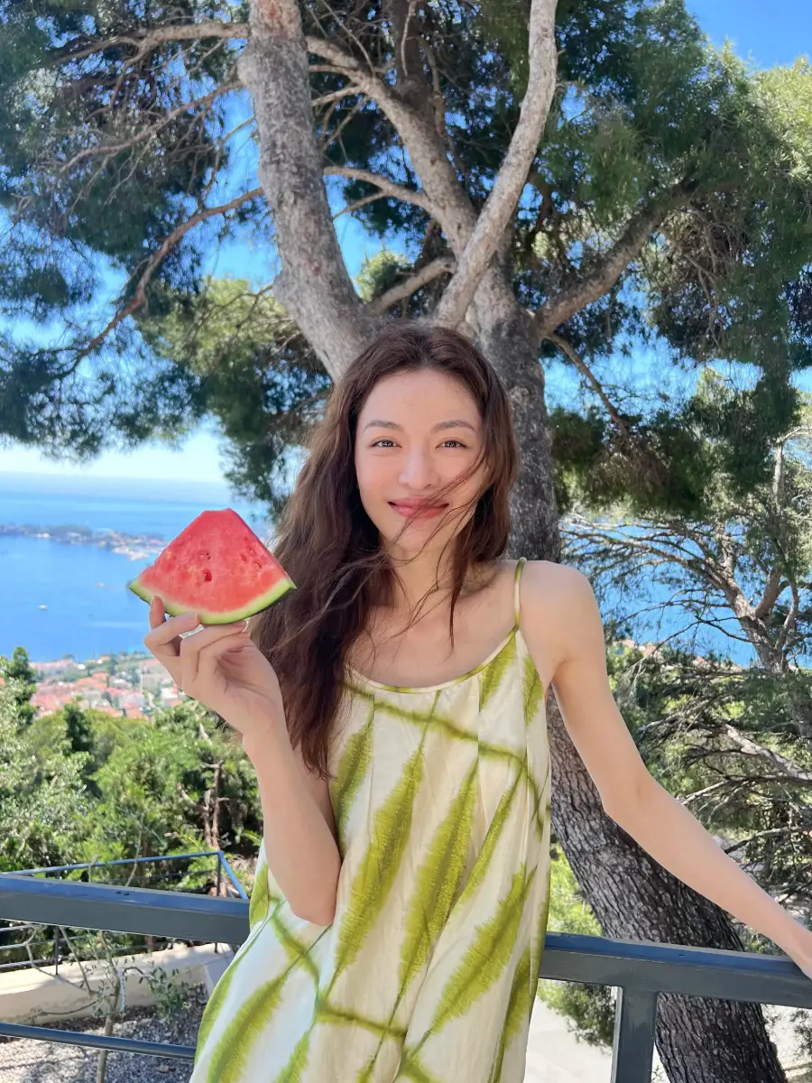 钟楚曦晒夏日素颜随拍 手拿西瓜露甜笑清凉感十足
