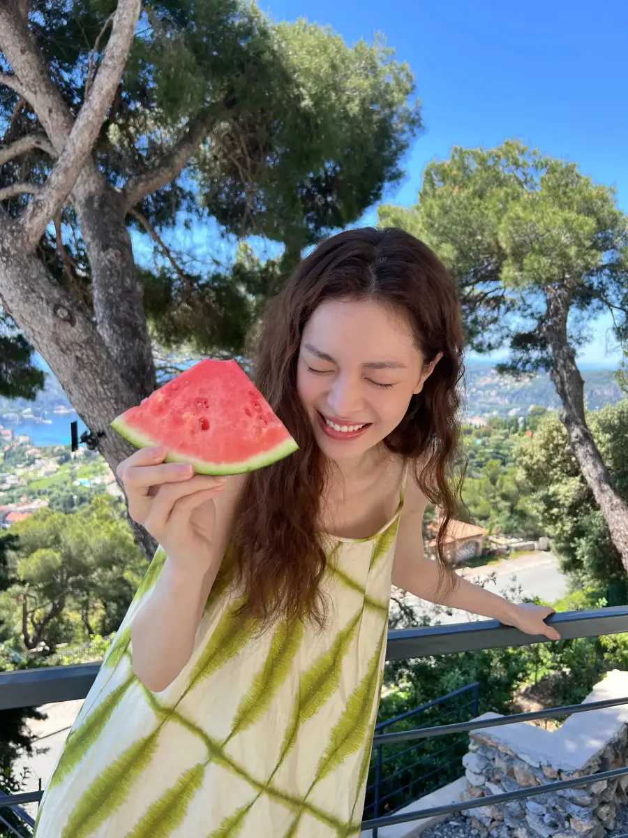 钟楚曦晒夏日素颜随拍 手拿西瓜露甜笑清凉感十足