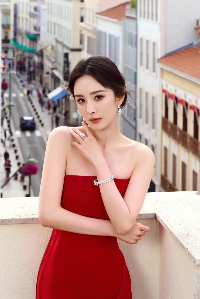 杨幂穿抹胸拖地礼裙曲线窈窕 明艳动人似红玫瑰