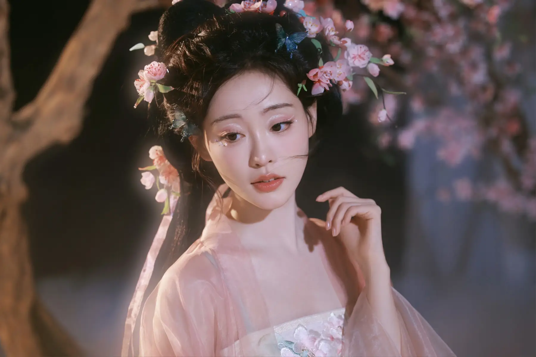祝绪丹桃花结缘写真精致灵动 粉裙飘飘似花间仙女