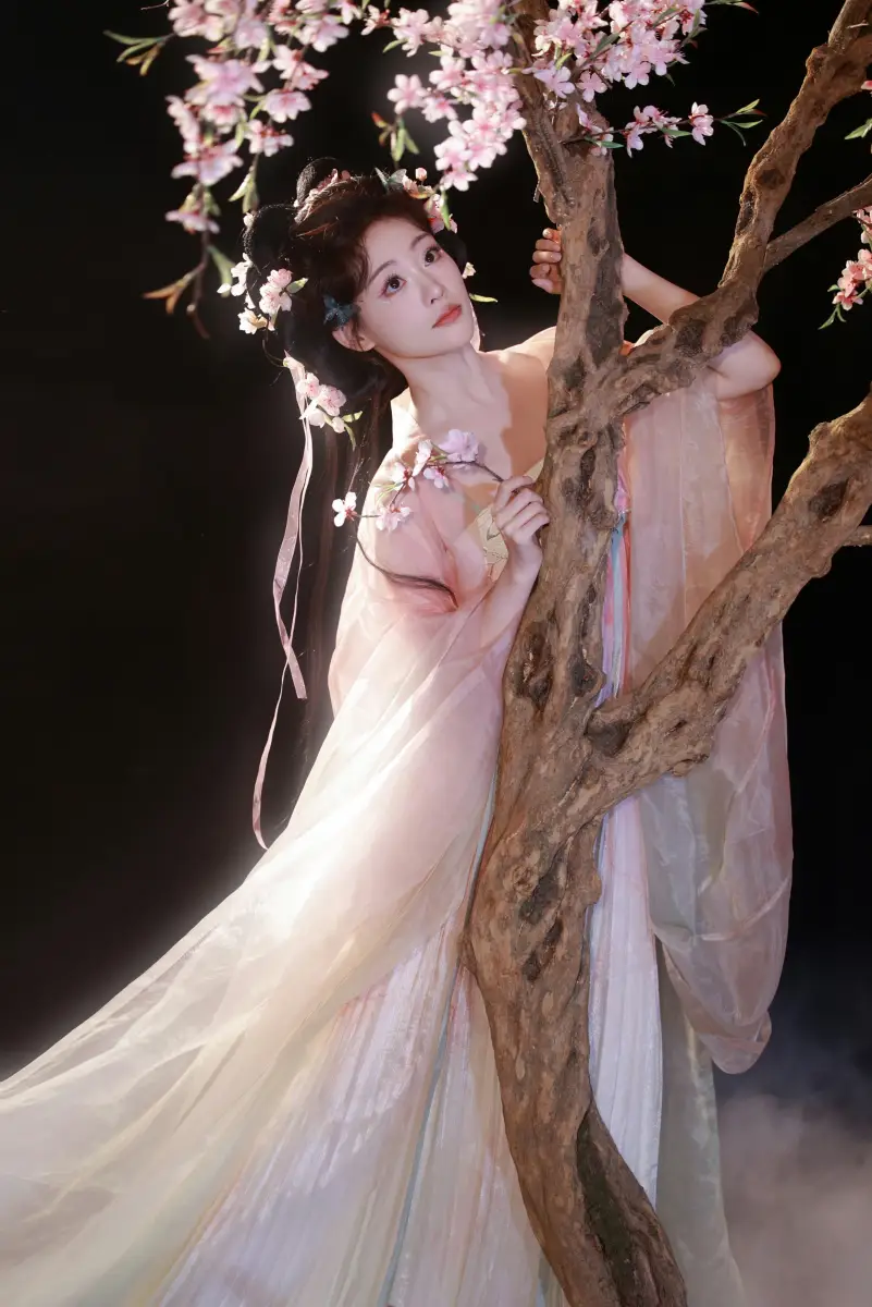 祝绪丹桃花结缘写真精致灵动 粉裙飘飘似花间仙女