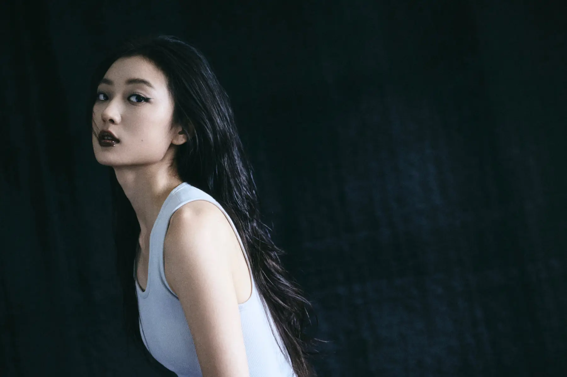 孙千穿白色拖尾裙秀曲线 暗黑唇钉风妆容个性鲜明