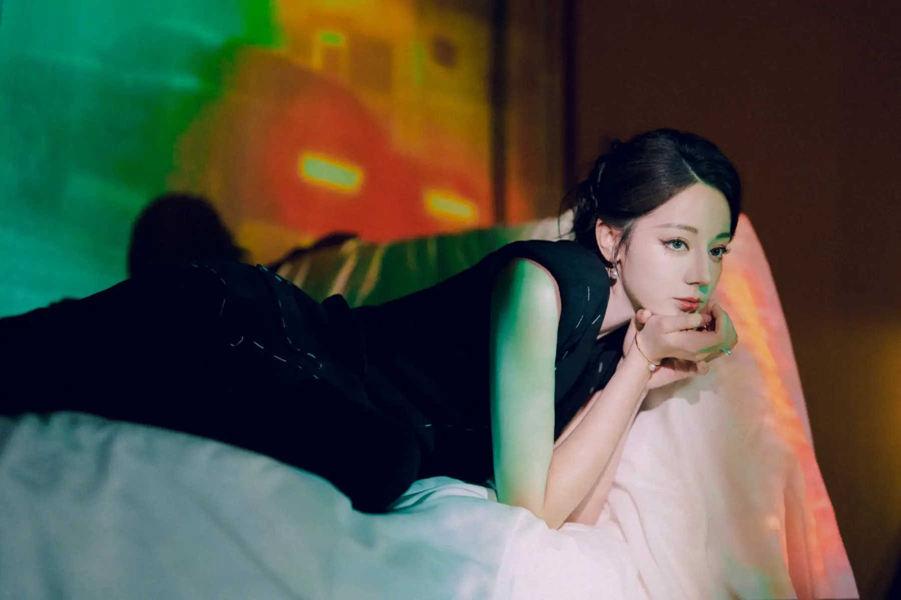 丽热巴似坠入霓虹梦境 置身光影之中美人如画