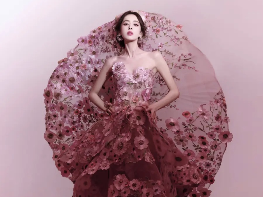 花神降临！娜扎穿繁花裙戴绣球戒指 尽显东方之美