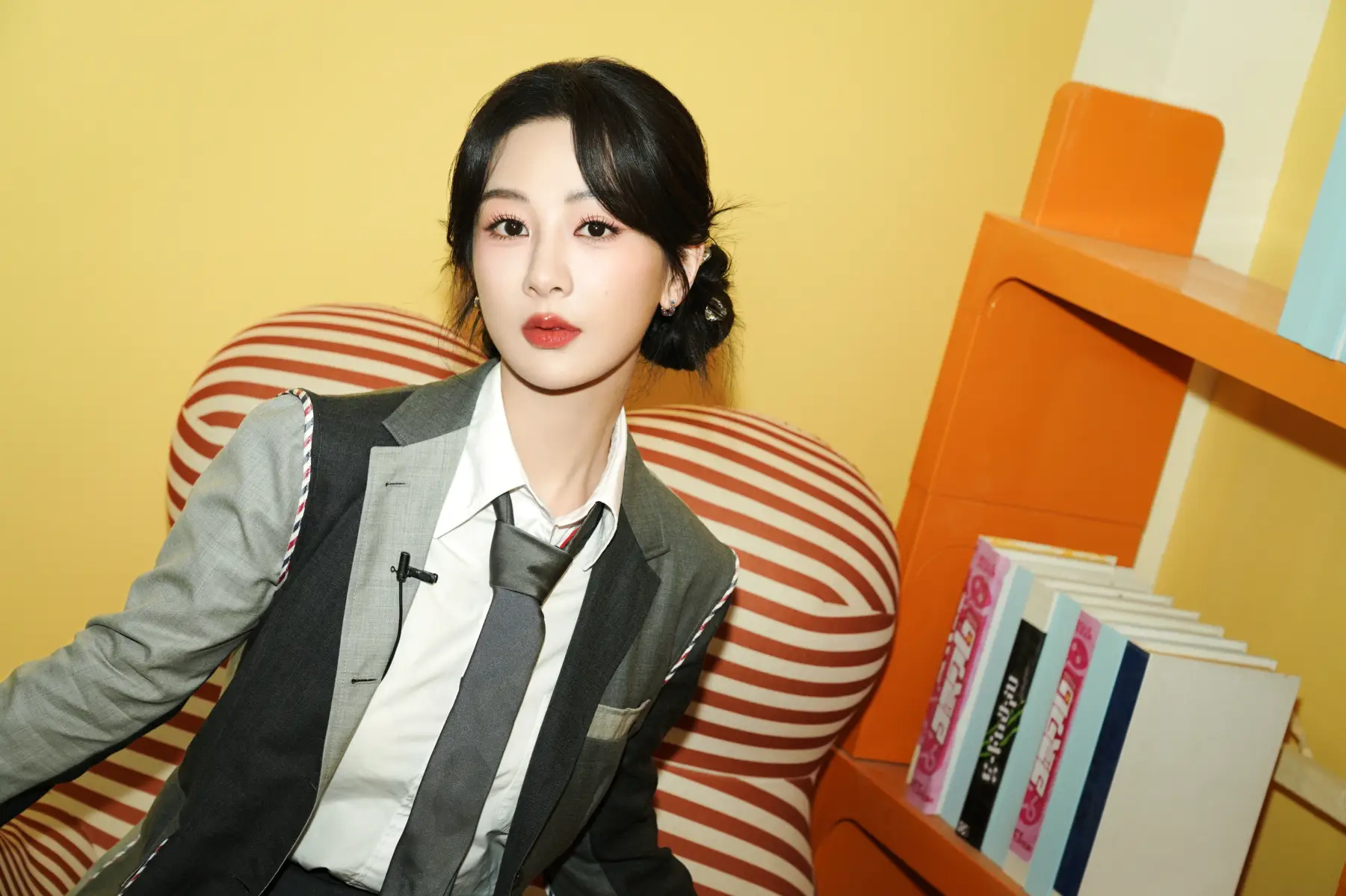 杨紫穿拼接西装搭配条纹裙 俏丽文艺多巴胺满满