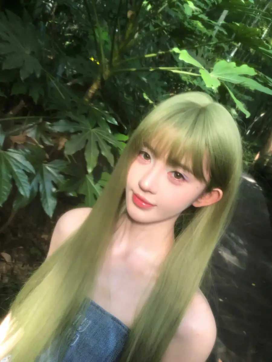 鞠婧祎绿发随拍照美如精灵 秀美背蛮腰可盐可甜