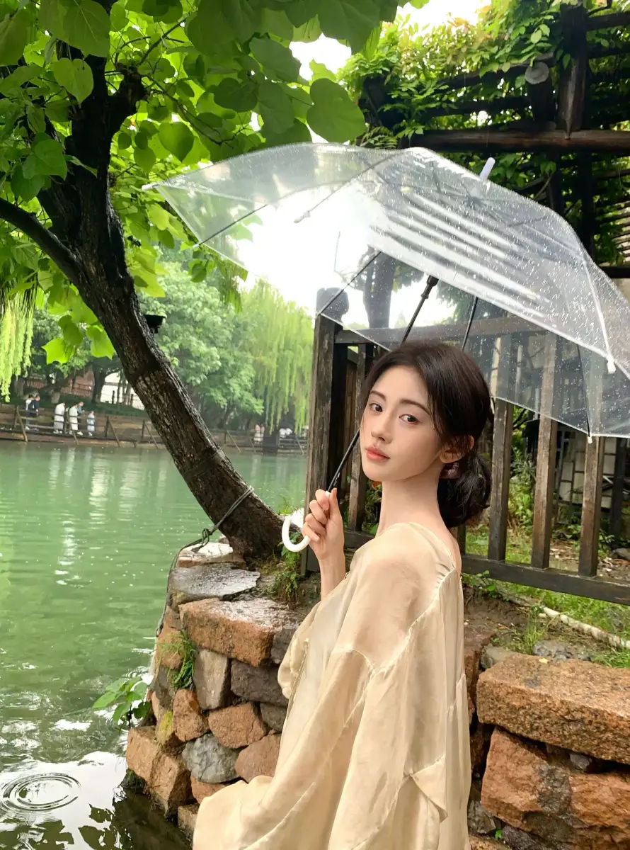 鞠婧祎晒江南烟雨随拍 河边撑伞古典气息满满