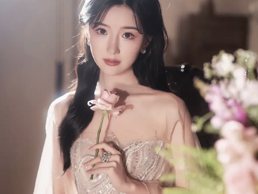 毛晓彤穿抹胸纱裙美如画 手持鲜花化身绝美公主