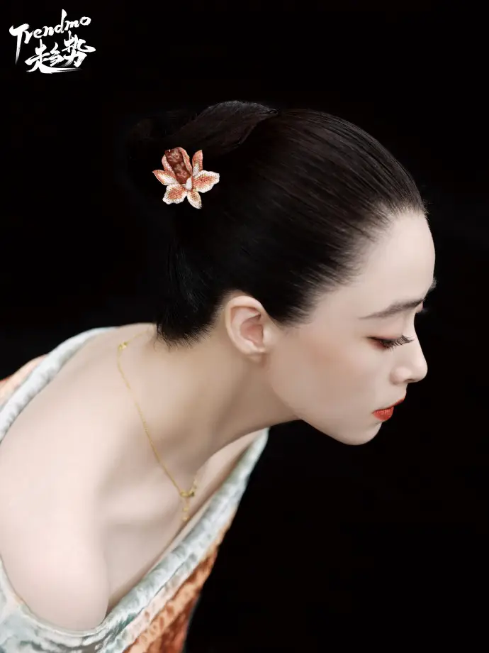 蒋欣“春夏秋冬”写真曝光 戴银花丝演绎秋色之美