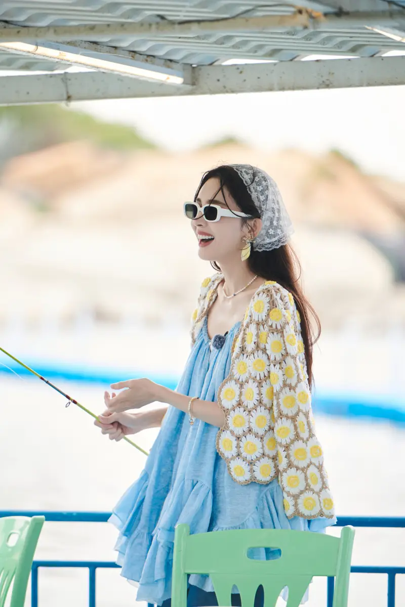 娜扎穿吊带裙搭配头巾清新甜美 笑容明媚有感染力