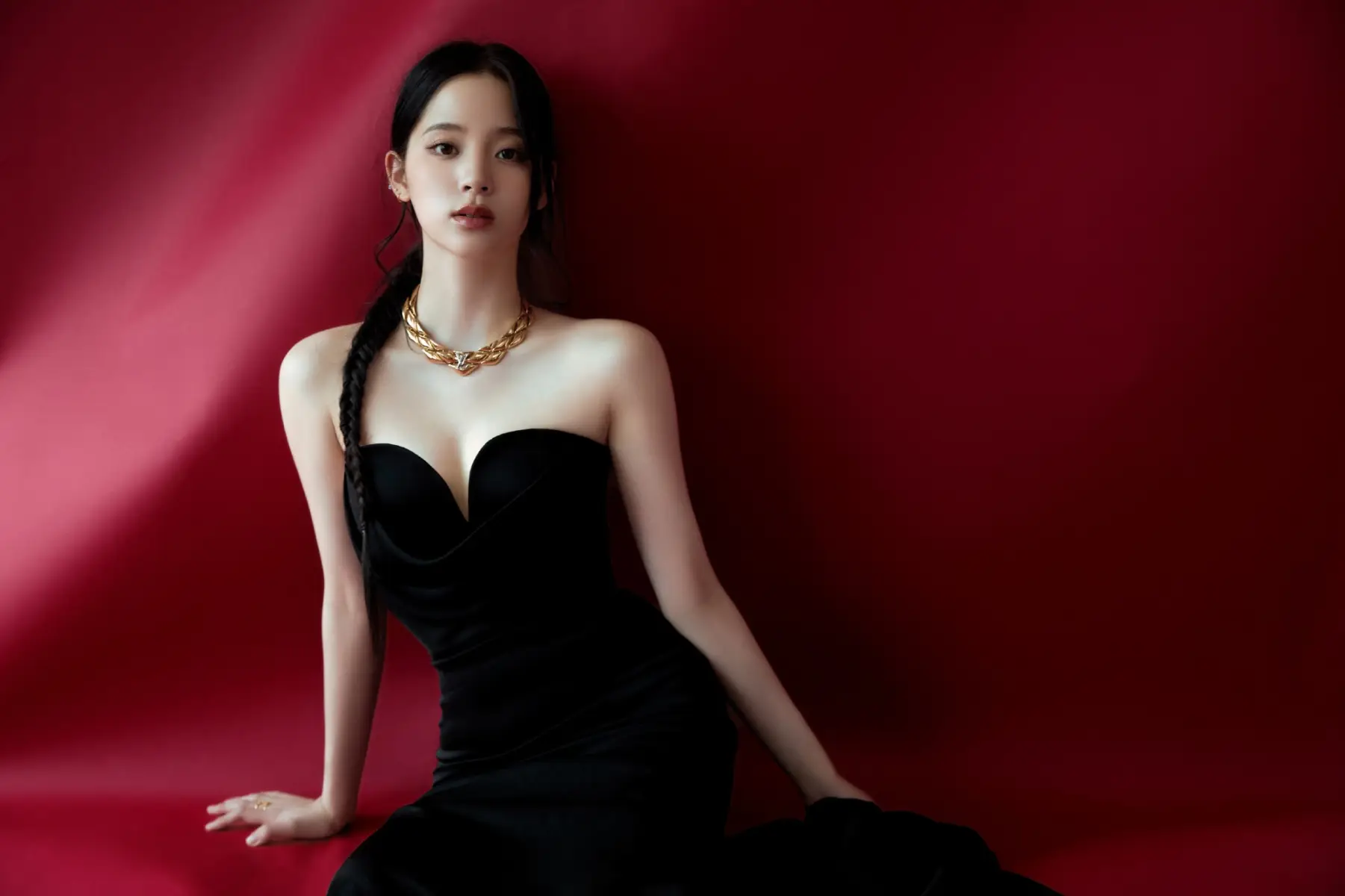 欧阳娜娜穿抹胸裙曲线迷人 勾勒出纤细腰身超养眼