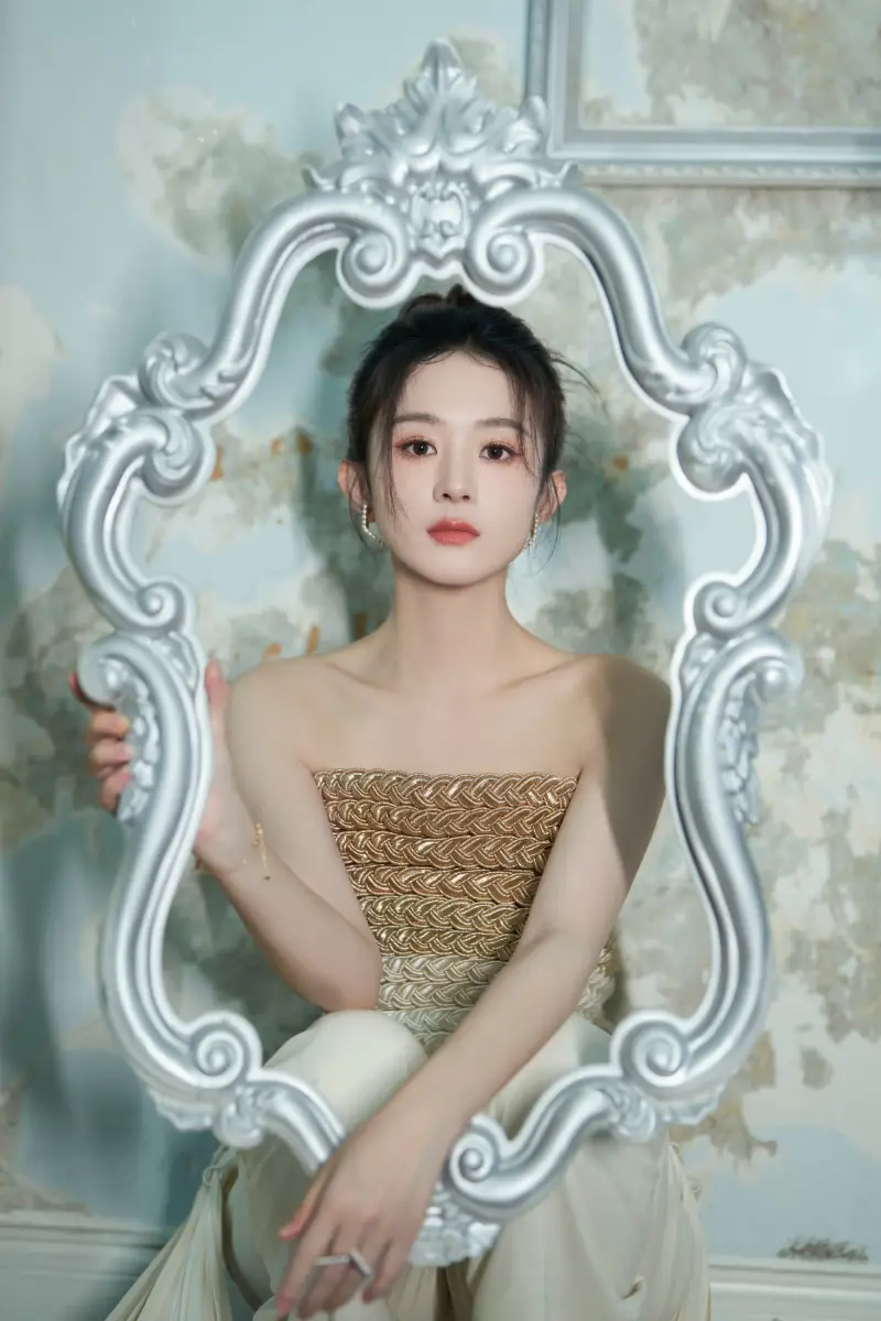 赵丽颖穿编织抹胸礼服清丽优雅 仿佛油画里的美人