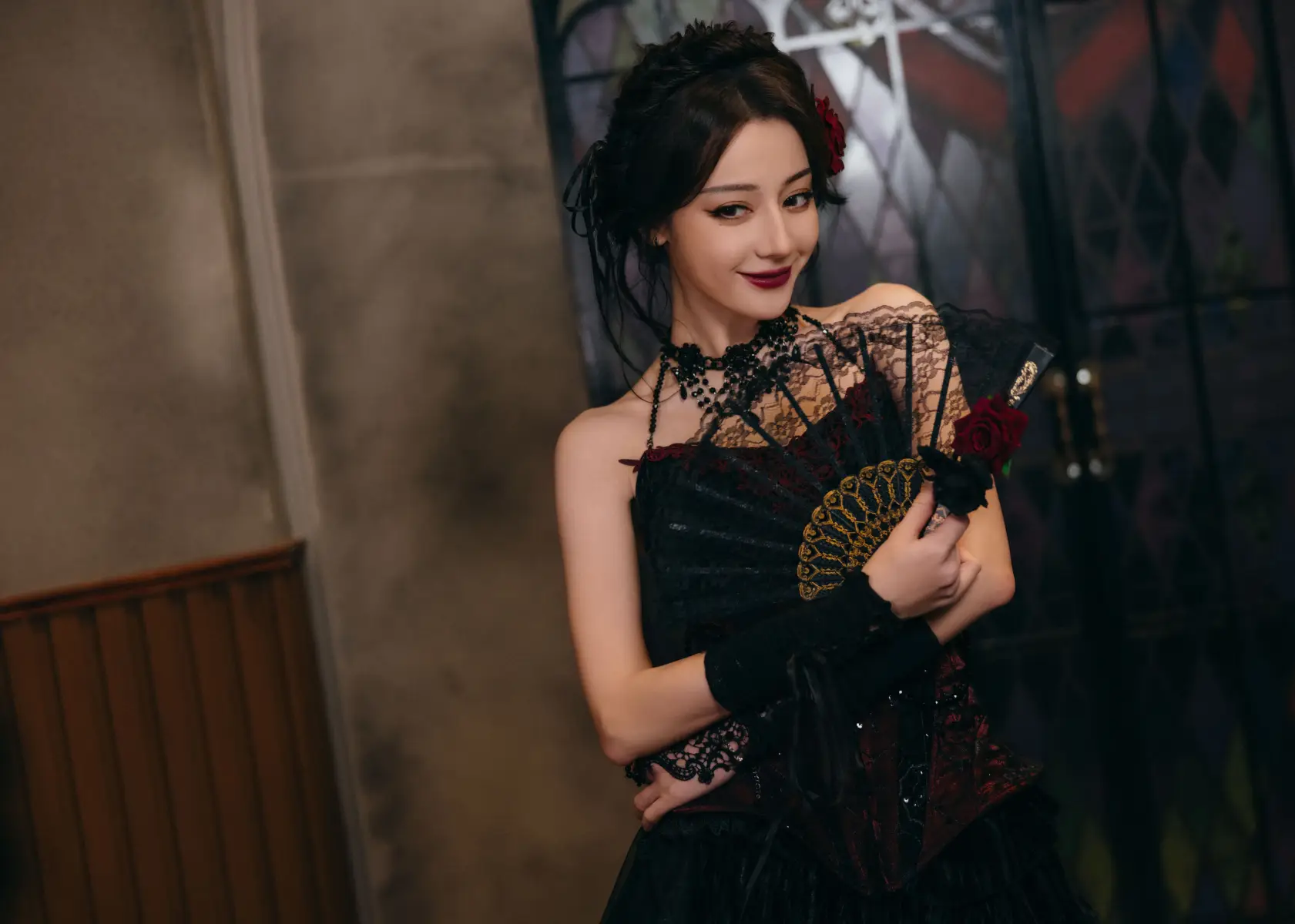 热巴哥特造型暗黑气质拉满 手拿黑纱犹如娇艳玫瑰