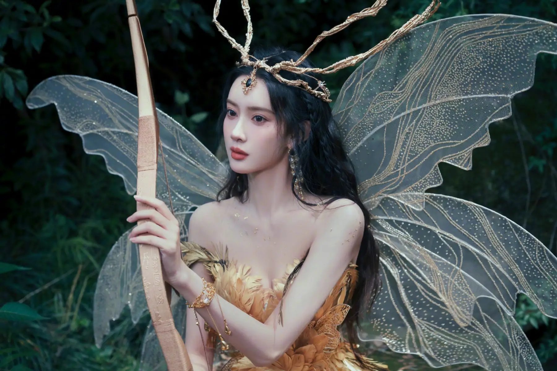 孟子义最新写真曝光！手拿弓箭变身森林精灵女战士