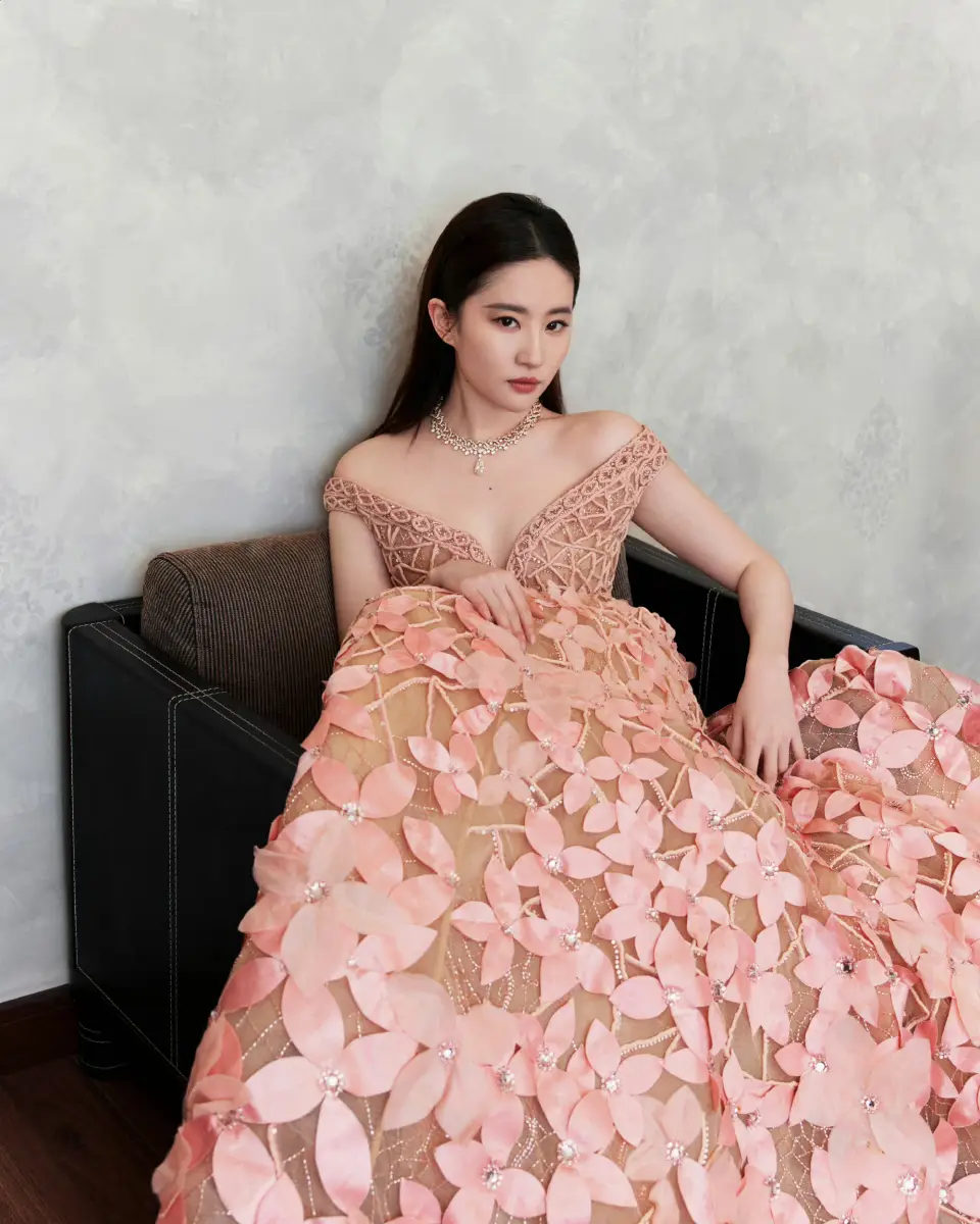 白玉兰比美：刘亦菲仙气足唐嫣秀美背张小斐露长腿