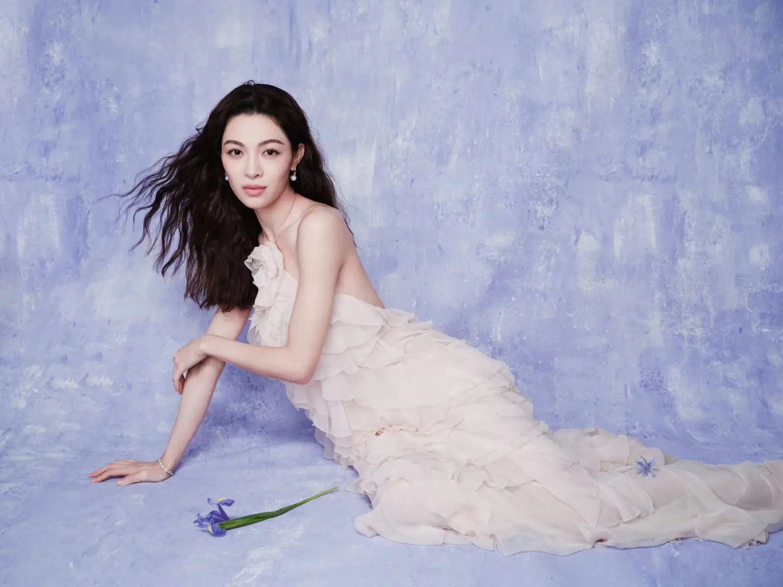 钟楚曦穿白色挂脖长裙 手捧鲜花美若天宫仙女